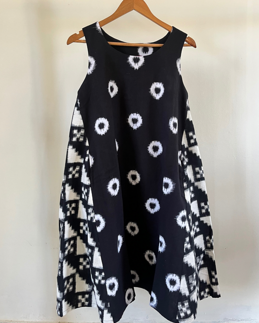 Trapeze Dress - black white ikkat
